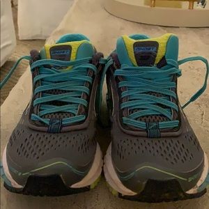 Brooks tennis shoes!!